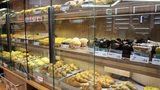 パン屋さんみたいな大きなショーケースが印象的