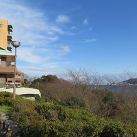 左の宿舎の右側が関門海峡