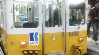 レトロ感溢れる車両が使用されています