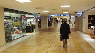 八重洲口付近の大きな地下街