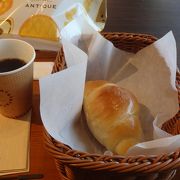 パンを焼く作業が見える店