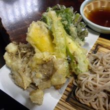 山菜の天麩羅は山盛りです。