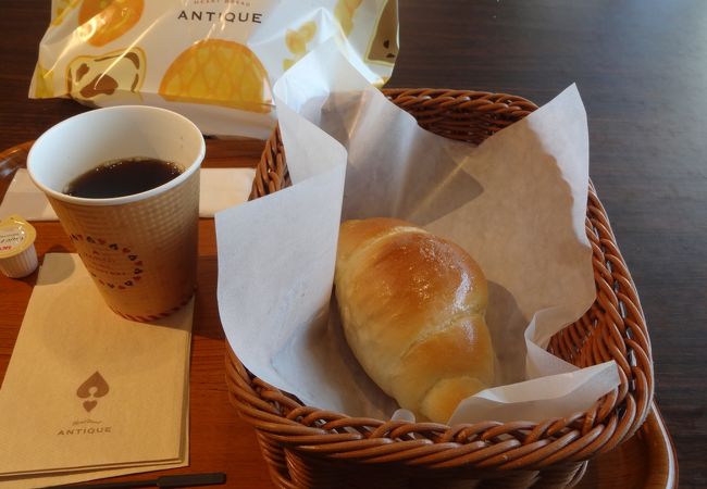 パンを焼く作業が見える店