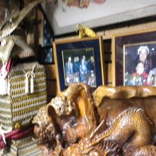 奥の座敷席に置かれた民芸品