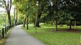 ヴァルタバ川沿いの広い公園です。