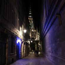 狭い道の先に見えてくるサンマクルー教会