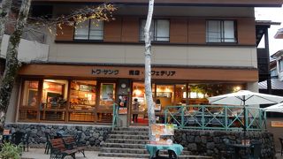 アップルパイのほか、山賊焼きやビールも楽しめます。