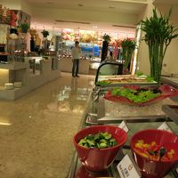 朝食は広いレストランでビュッフェ形式メニューも豊富