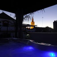 ライトアップされたヒラルダの塔とジェットバス