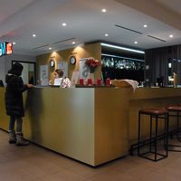 フロント。バーも併設です。