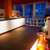 朝食場所は奥に団体ツアー用。手前に個人客。予約制でした。