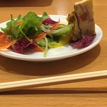 サラダとキッシュ