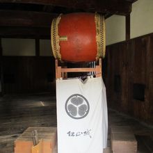 筋鉄門の近く、太鼓があり自由にたたくことができます