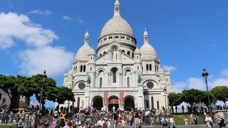 モンマントルに建つ白亜の聖堂