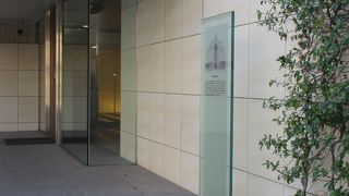 ガラスの碑が立っています