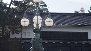 正門石橋のたもとに