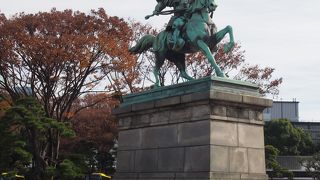 勇ましい騎馬像