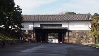 濠に面した立派な城門