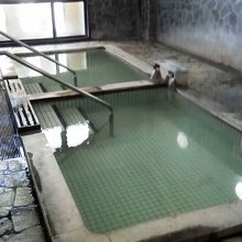 参考) 手前はゆる湯/向こうはあつ湯