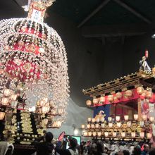 展示されている笠鉾と屋台