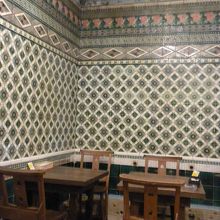 店内奥のタイル