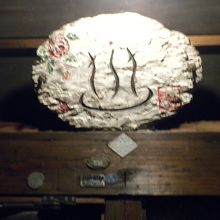 玄関の上に掲げられている温泉マーク