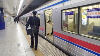 空港からは、京浜急行の高砂行き、新逗子行き、泉岳寺行きがあります。