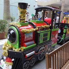 シティ内を廻る機関車　クリスマスバージョン