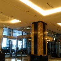 正面エントランスとロビー