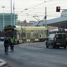 駅前は路面電車も通っています