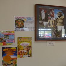 店の中の壁面には名所の写真とイベントやメニューが貼られていま