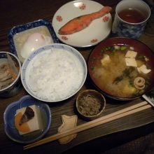 朝食は税込700円。ガス釜で炊いたご飯が凄く美味しい。