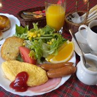 野菜たっぷり。焼きたてパンがとても美味しい。フリードリンク