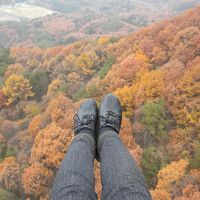 左上の着地点まで7分程の飛行。小雨に紅葉もチョッとけむる