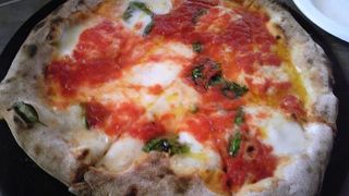 石窯焼きのナポリピッツァが美味しい