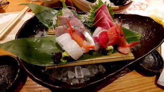 若干値段は高めだが，肴の質は比較的いい　刺身は美味しかった