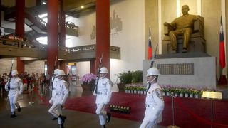 1700からの衛兵撤兵式が面白かった