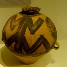 彩陶蛙紋雙耳壺　馬家窯文化　2350-2050BC　