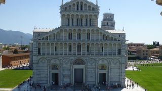 白大理石が眩しい！まさに「奇跡の広場」