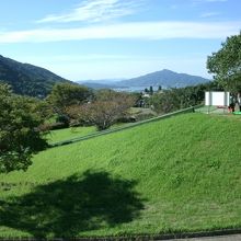 遠くに海が見える