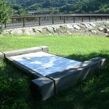 ダムの説明板の根元が腐って倒れていた