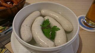 お店の中はきれい、調子のよい店員さん