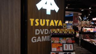 空港の本屋としてはかなり大きい