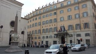 オベリスクが象の背中に乗ってます