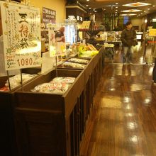 ご当地のお土産も売ってます