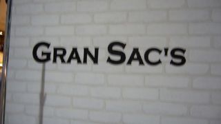 鞄や財布など革製品が人気です