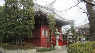 仰々しくない朱色の美しい建築物