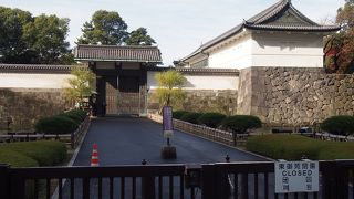 東御苑への入口