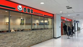 空港職員と外国人客の利用多し