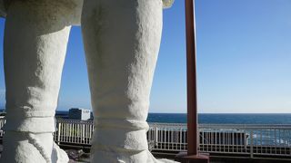 像の足元の先に太平洋を望む眺めが意外に気持ち良くて